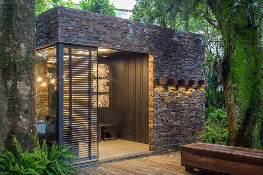 CASACOR Rio de Janeiro 2016. Banheiro Público - Roberta Nicolau. A ideia é contrapor o estilo do casarão a uma estrutura contemporânea, que rompe com a arquitetura de forma harmônica. O teto rebaixado na cor ébano ganhou apelo geométrico com a iluminação, que emana dos sete pendentes Soap em vidro soprado, do designer Ota Svoboda. Minimalista, o espaço se completa com banco Khan em laca grafite, do Estúdio Bola.