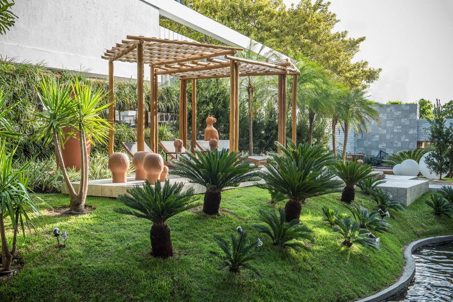 <span>CASACOR Paraíba 2016. Jardim Burle Marx – Patrícia Lago e Heignne Jardim. Para preservar e valorizar o traço de um dos maiores paisagistas do século 20, foram inseridos elementos para guiar o olhar do visitante pela vegetação tropical. Áreas de relaxamento com móveis contemporâneos, jardins verticais e espelho d’água reforçam o intimismo e a brasilidade.</span>