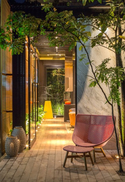 CASACOR Rio de Janeiro 2016. Living Gourmet - Alexandre Gedeon e Hugo Schwartz. A dupla teve um olhar brutalista e minimalista no projeto, localizado fora da casa principal e com 70 m². Foi definida a estrutura metálica à vista, envolvida por madeira, concreto e vidro em estado natural. O mobiliário é da Arquivo Contemporâneo, com peças de Aristeu Pires, Isay Weinfeld, Marcos Ferreira e Jader Almeida, que também assina as três luminárias Gramp em latão, fixadas no janelão de vidro.