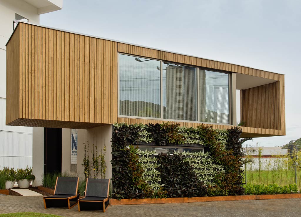 22-casa-cor-2015-ambientes-com-vidros CASA COR Santa Catarina 2015. Loft Sustentável - Juliana Jagelski, Ana Holzer, Arianne Saut da Silveira e Flávia Saut - O projeto utiliza um contêiner marítimo, que abriga o segundo pavimento do loft de 77m². O jardim vertical reveste a base da estrutura e gera conforto térmico. A proposta alia sustentabilidade e tecnologia, trazendo energia fotovoltaica (oferecida pela Weg) e a inovação do sistema construtivo Monoforte, que consiste em painéis de EPS (mais conhecido como isopor®) integrados a malhas de aço galvanizado para compor as paredes.