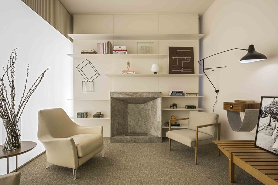 CASACOR Minas Gerais 2016. Sala de Leitura - Pedro Félix. Não há como negar a influência escandinava, dos tons pasteis ao conceito minimalista. Duas paredes são ocupadas por painéis ripados, com pintura laqueada fosca em tom creme. Mas a mobília tem alma brasileira, com peças de Jáder Almeida, Sérgio Rodrigues, do Estúdio Bola e o gaveteiro suspenso da Alva Design.