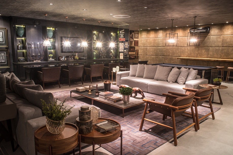 CASACOR Mato Grosso 2016. Living - Mara Dalcanale e Júlio Cézar Ribeiro. Com uma cartela de cores austera, o ambiente de 122 m² assume um visual associado ao masculino. No entanto, móveis soltos de linhas delicadas fazem contraponto. Diversas funções são previstas em nome do bem-estar, como a ampla bancada que abriga um bar, mesa de sinuca e o estar confortável para receber amigos.