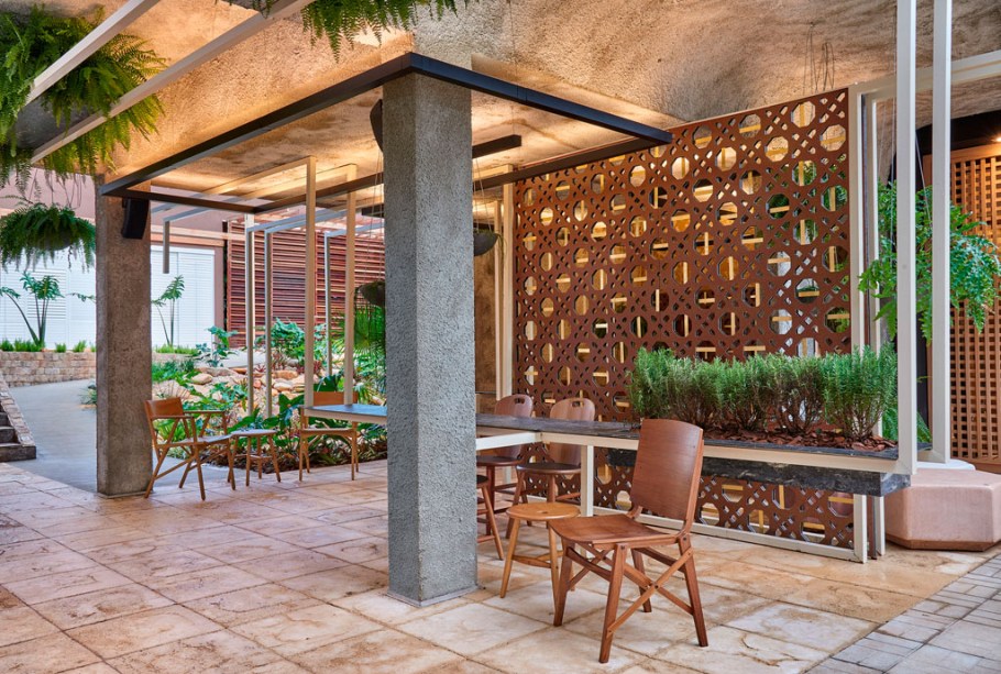 Lounge do Resort - W. Leão Ogawa e Heitor Arrais - O fluxo das águas ganhou uma tradução geométrica em metal, tornando-se o elemento-chave do projeto. Outros materiais empregados em sua forma natural foram o concreto aparente, o piso cimentício branco, o mármore preto e a madeira. Esta, inclusive, é a base do mobiliário assinado, como o banco Atibaia, de Paulo Alves; a cadeira São Paulo, de Carlos Motta; e as banquetas de Fernando Mendes. Plantas como alecrim e hortelã trazem um toque de frescor.