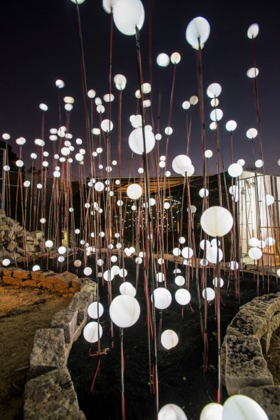 <span>CASACOR Minas Gerais 2016. Jardins de Luz, por Júnia Carsalade. Composta por enormes bolas brancas leitosas em vários tamanhos, inteiras ou pela metade, a instalação luminosa é assinada pelo designer Volmar Silva. As esferas em polietileno com tratamento UV e alumínio possuem luzes internas de LED. Tudo para mostrar como o projeto luminotécnico pode ir além de iluminar e, em harmonia com o ambiente e a arquitetura, se transforma em arte.</span>