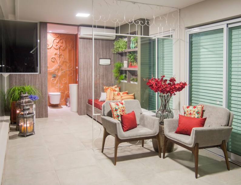 CASACOR Alagoas 2014. Para trazer aconchego ao dia-a-dia, nada como móveis em madeira de demolição e cores quentes, com um toque rústico no ambiente Varanda Gourmet com Lavabo do Casal Francês. A grade em ferro, inspirada no estilo francês, ganha um vidro especial para projeção de TV. Thássia Catherine Costa Nascimento e Nássara Melo Cavalcante de Andrade assinam o projeto.