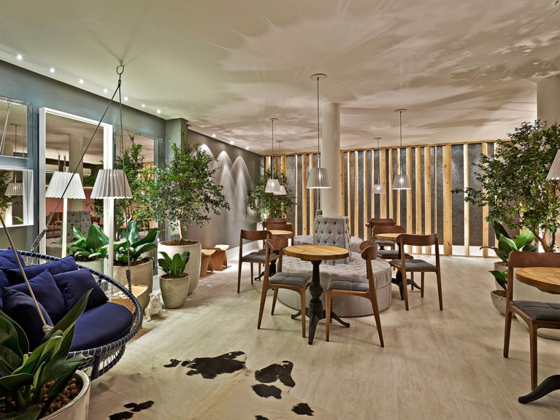 CASACOR Goiás 2014. Andréia Rocha Lima Rassi se baseou no conceito de um resort, ao pensar na integração do espaço de 50 m² com a área externa, intitulado Lounge Resort. A natureza se faz presente também no mobiliário em madeira e nos acabamentos em pedra. Piso laminado e papéis de parede compõem o ambiente de descanso.