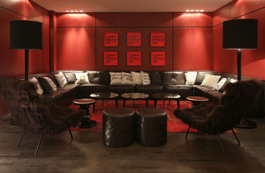 Lounge de Eventos Masisa. Os arquitetos Karla Bender e Filipe Bender se inspiraram nos espaços de festas europeus e asiáticos, que foram ligados à ideia de uma sala de imprensa. O pé direito alto permitiu aplicar uma marcenaria na cor vermelha em todas as paredes, aliada à iluminação cênica que ganha dinamismo com 25 pendentes. Estofados e almofadas são fabricados em couro e tecidos diferenciados. No piso, um revestimento vinílico garante a praticidade.