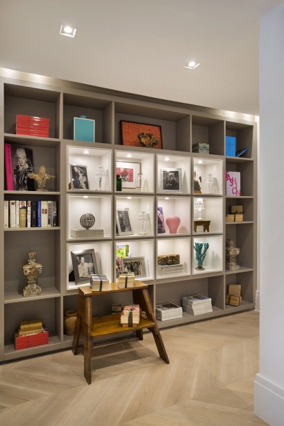 CASACOR Rio de Janeiro 2016. Sala da Malu - Joy Garrido. O mix de estampas dá o ar couture do espaço, que respira moda sem se importar com tendências. No reflexo do espelho, é possível ver parte do lustre Heraklion, da Moooi.