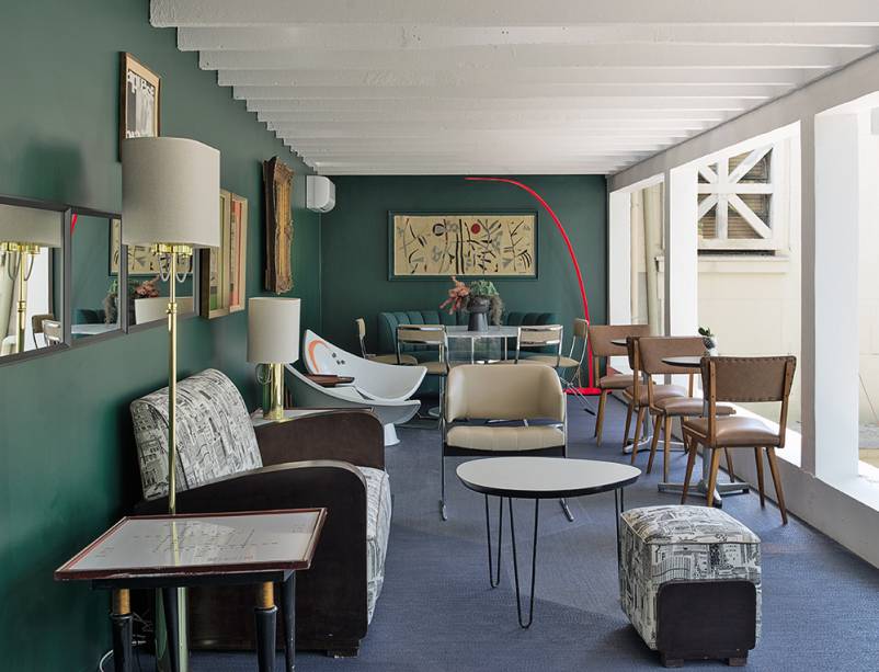 CASACOR São Paulo 2016. Bar do Terraço - Gustavo Jansen. Poltronas e sofás com a estética dos anos 1970, com itens de Jorge Zalszupin, e peças francesas antigas criam a identidade do projeto. Ele também guarda brasilidade no papel de parede, que remete às cestarias indígenas, e na luminária dourada em formato de palmas.
