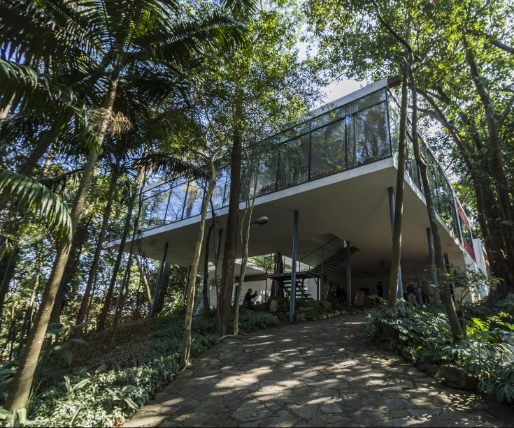 Patricia Anastassiadis, responsável pelo ambiente a Alma da Casa na CASACOR São Paulo, apontou a Casa de Vidro de Lina Bo Bardi como marco arquitetônico da cidade. Aberta ao público desde 2006, a construção tornou-se um ícone da arquitetura moderna brasileira e ponto de visitação obrigatório para arquitetos e amantes da arquitetura em geral. A casa foi o primeiro projeto construído da arquiteta ítalo-brasileira Lina Bo Bardi, em 1951.