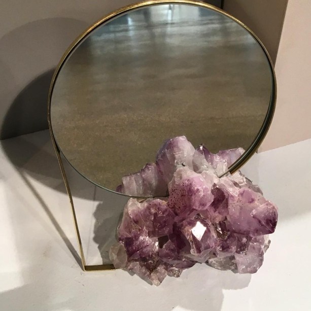 Nara Ota criou uma nova coleção para a Avesso e a lançou durante a Paralela. Trata-se de uma linha com pegada lúdica com espelhos, luminárias, apoios e vasos. Na foto, o Espelho Ametista.