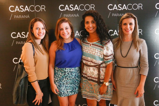 A equipe comercial do jornal Gazeta do Povo com a arquiteta Fernanda Distéfano (azul). A equipe comercial do jornal Gazeta do Povo com a arquiteta Fernanda Distéfano (azul).