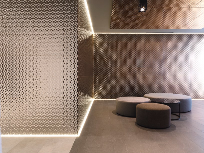 A Venis do grupo espanhol <strong>Porcelanosa</strong>, inspirou-se no luxo e exclusividade dos metais preciosos para imprimir elegância às suas últimas séries de revestimentos cerâmicos. No revestimento Artis Bronze, os delicados sulcos permitem um espetacular jogo visual de luzes e sombras, que se potencializa com o brilho metálico deste material.