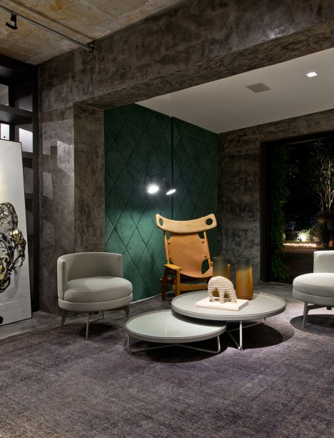 <span style="font-weight: 400">Píer Seventeen - Bruno Barbieri e Indiara Daros. Na área interna, spots de iluminação são ﬁxados em uma única peça de conduíte galvanizado, que percorre o teto de concreto aparente. Paredes revestidas em veludo garantem o requinte, mantendo a cartela de cores intimista.</span>