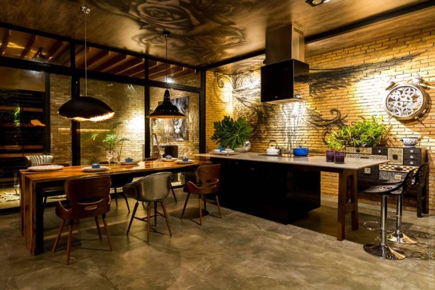 CASA DE DESCANSO - SIRIA GARCIA. Com 275 metros quadrados, a casa foi construída em apenas 20 dias e traz uma estrutura metálica. O chão em cimento queimado, as paredes de tijolos, o teto em madeira e os desenhos que permeiam as grandes superfícies criam um verdadeiro refúgio - e são elementos em comum de vários ambientes, reforçando a integração entre eles. CASA DE DESCANSO - SIRIA GARCIA. Com 275 metros quadrados, a casa foi construída em apenas 20 dias e traz uma estrutura metálica. O chão em cimento queimado, as paredes de tijolos, o teto em madeira e os desenhos que permeiam as grandes superfícies criam um verdadeiro refúgio - e são elementos em comum de vários ambientes, reforçando a integração entre eles.
