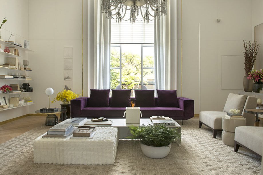 Lídia Maciel - Antessala Real. O lustre Baccarat do século 19 pertenceu à família real e, a partir dele, conta-se um pouco da história da monarquia brasileira. Paredes envelopadas em madeira recebem linhas em baixo-relevo douradas, que prosseguem no rodapé. O sofá na cor roxa também se impõe pela nobreza.