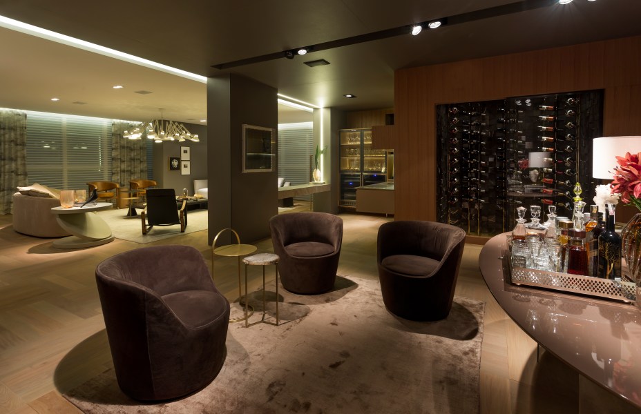 Tudo junto e integrado, esta é a principal característica da Sala da Adega, concebida por Ana Cláudia Guerra e Phillippe Siarcos. O ambiente ocupa uma área de 105 m², que incorpora a adega, um lounge para degustar vinhos, um bar de apoio e um amplo e iluminado living banhando pela luz do dia e pontuado suavemente pelo projeto luminotécnico à noite.