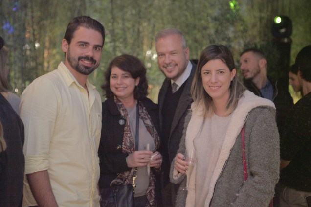 <span>Thiago Giusti, arquiteto da A8; O advogado Gilberto Giusti (Pinheiro Neto Advogado) e sua esposa Elenice Giusti; Marina Albuquerque</span> <span>Thiago Giusti, arquiteto da A8; O advogado Gilberto Giusti (Pinheiro Neto Advogado) e sua esposa Elenice Giusti; Marina Albuquerque</span>