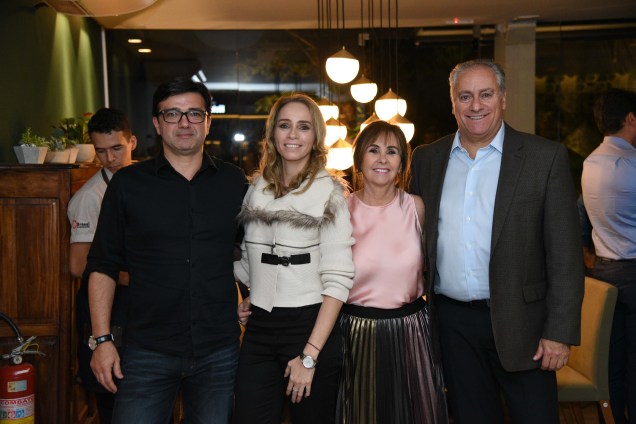 Sanderson Porto, Ana Paula Castro, Meire Santos com Renato Rocha CEO da Hunter Douglas América Latina Sanderson Porto, Ana Paula Castro, Meire Santos com Renato Rocha CEO da Hunter Douglas América Latina