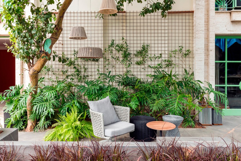 Clariça Lima - Jardim dos Terraços. Três jardins verticais somam quase 2,5 metros de altura e mais de 4 metros de largura. As tramas em serralheria preservam e se adaptam à estrutura original do Jockey, onde se entrelaçam trepadeiras jasmim e guaimbês. Mais de 600 vasos de plantas completam o cenário.
