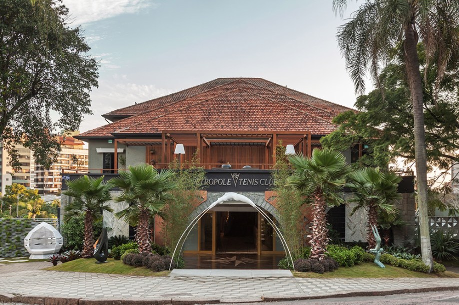 Jardim, Arte e Luz - Soraia Pereira. O ambiente de 100m² complementa a fachada e recepciona os visitantes em um jardim exuberante. Ele é pontuado com obras de arte, como a escultura Ginastas, de Pedro Girardello. No mobiliário, o destaque é o Ninho, na cor branca, da Jasmin Mac.