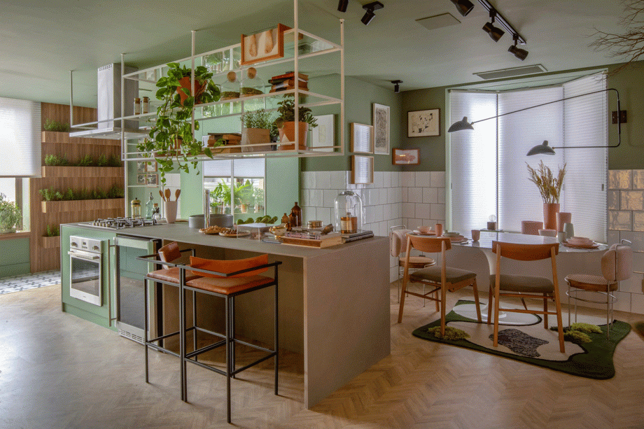 Cozinha Alecrim - Bernardo Gaudie-Ley e Tânia Braida, da Beta Arquitetura. Em torno da ilha gourmet, pessoas, ingredientes, aromas e sabores se encontram. O espaço inclui uma sala de almoço e uma varandinha. As referências são retrô, como o tradicional azulejo quadrado branco nas paredes, piso de parquet e azulejos hidráulicos. Um painel de madeira abriga uma horta vertical para uso do cozinheiro.