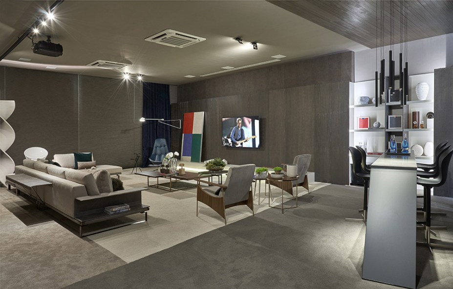 Home Theater - Danielle Bellini. O ar moderno e aconchegante vem dos tons de bege e café. O espaço, que inclui um bar, fica ainda mais confortável com o tratamento acústico - o revestimento de uma paredes também também é aplicado no teto. Destaque também para a leveza do mobiliário, que traz a tendência dos metalizados para a cena.
