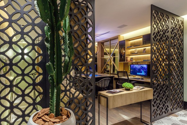 Home Office do Casal - Carol Fernandes Heck e Gustavo Heck: atuando também como divisória e em um espaço de trabalho, por aqui o cobogó compõe com as cores das estruturas e acrescenta brasilidade ao lugar. Home Office do Casal - Carol Fernandes Heck e Gustavo Heck: atuando também como divisória e em um espaço de trabalho, por aqui o cobogó compõe com as cores das estruturas e acrescenta brasilidade ao lugar.