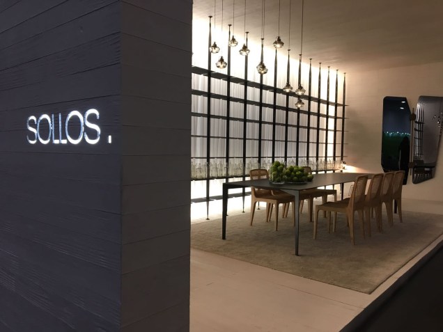 <strong>Sollos e Jader Almeida: </strong>A marca de mobiliário trouxe para a High Design as peças assinadas por Jader Almeida já lançadas no Salão do Móvel de Milão. A ambientação reflete a precisão dos detalhes, a técnica e a qualidade dos materiais utilizados pelo designer. Elementos fortes com uma mesma linguagem compõem a coleção que recebe novos itens como o espelho Milan e a poltrona Celine. <strong>Sollos e Jader Almeida: </strong>A marca de mobiliário trouxe para a High Design as peças assinadas por Jader Almeida já lançadas no Salão do Móvel de Milão. A ambientação reflete a precisão dos detalhes, a técnica e a qualidade dos materiais utilizados pelo designer. Elementos fortes com uma mesma linguagem compõem a coleção que recebe novos itens como o espelho Milan e a poltrona Celine.