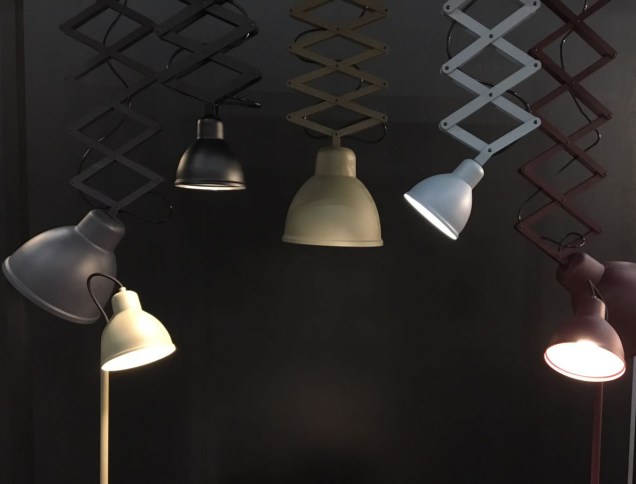 <strong>Dimlux: </strong>com várias peças de várias marcas pertencentes e representadas pelo grupo, o estande da Dimlux na High Design se destaca com o lançamento das luminárias Lora e Renata e com a instalação de Arandelas Pantográficas (foto). <strong>Dimlux: </strong>com várias peças de várias marcas pertencentes e representadas pelo grupo, o estande da Dimlux na High Design se destaca com o lançamento das luminárias Lora e Renata e com a instalação de Arandelas Pantográficas (foto).
