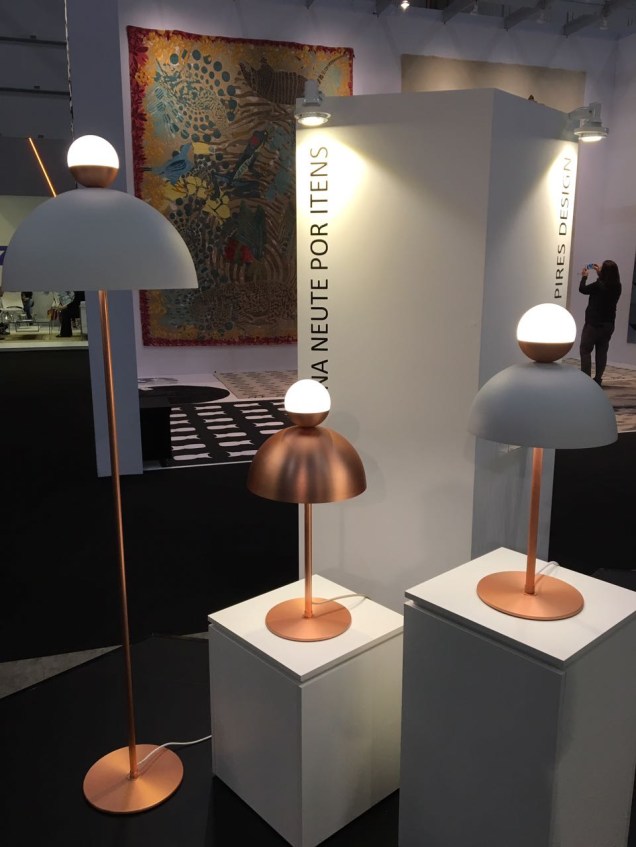 <strong>Ana Neute: </strong>presente também na MADE durante o DW! 2017, a designer apresentou na feira o desenho divertido das Luminárias Guarda-Chuva na versão cobre. Baseada no deseho clássico de um abajur, o globo de vidro no topo <span></span><span>produz uma luz suave e cria uma atmosfera no ambiente, já a cúpula direciona e concentra a luz para baixo, uma luz funcional.</span> <strong>Ana Neute: </strong>presente também na MADE durante o DW! 2017, a designer apresentou na feira o desenho divertido das Luminárias Guarda-Chuva na versão cobre. Baseada no deseho clássico de um abajur, o globo de vidro no topo <span></span><span>produz uma luz suave e cria uma atmosfera no ambiente, já a cúpula direciona e concentra a luz para baixo, uma luz funcional.</span>