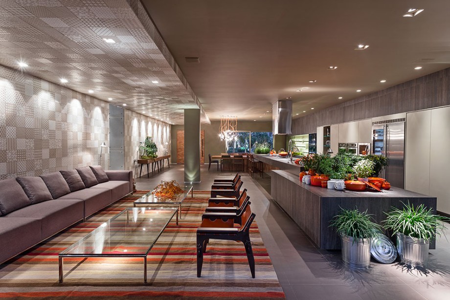 2014 - <strong>Espaço Gourmet Decortiles</strong>. Neste projeto, Walléria conseguiu <span>entrelaçar móveis e vãos com inteligência para proporcionar um </span><em>layout </em><span>central e fluido. Todo o mobiliário é brasileiro e assinado por nomes como Sergio Rodrigues, Aristeu Pires e Carlos Motta. A inspiração veio dos elementos terra, fogo e água, por isso a escolha da paleta de cores se restringiu a tons terrosos e brancos. </span>
