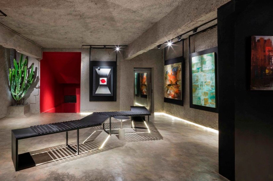 CASACOR BSB 2017: <span>Biblioteca e Galeria de Arte da Família Colecionadora - Aline Barros, Julyanne Alves e Thais Rodrigues. O concreto de fundo favorece os jogos de luz e sombra, para valorizar as obras de Nancy Safatle, Tuca Morhy, Donizetti Garcia, Jaqueline Eickhoff, Sheila Tapajós, Pompéia Cascão e Mauro Laforga.</span>