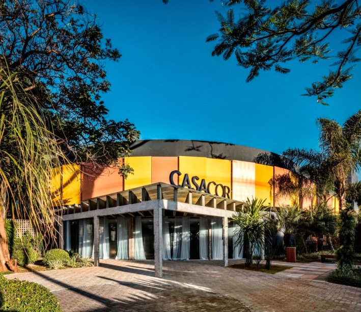 Fachada Ipê Amarelo - Daniela Rosa. A floração dos ipês está no imaginário dos brasilienses e compõe a paisagem da cidade nesta época. Inspiração para a estrutura de painéis reversos em cobre e amarelo. Eles geram um microclima, captando de forma variada a luz e a sombra, o que também reduz o consumo energético.