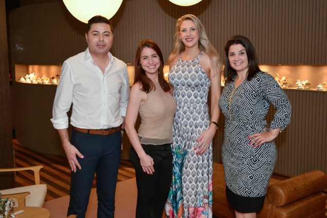Empresário Alexandre Gonçalves, arquiteta Bel Mercadante, empresária Ana Paula Gonçalves e arquiteta Thais Giusti, na Loja de Fragrâncias Mels Bruches Empresário Alexandre Gonçalves, arquiteta Bel Mercadante, empresária Ana Paula Gonçalves e arquiteta Thais Giusti, na Loja de Fragrâncias Mels Bruches