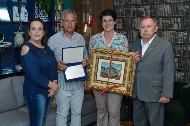 Franqueados da CASACOR Santa Catarina, Luiz Bernardo e Francis Bernardo, recebendo homenagem do provedor da IDES (Irmandade do Divino Espírito Santo), Ademar Arcângelo Cirimbelli e de sua mulher, Izabel Carolina Martins Campos. Franqueados da CASACOR Santa Catarina, Luiz Bernardo e Francis Bernardo, recebendo homenagem do provedor da IDES (Irmandade do Divino Espírito Santo), Ademar Arcângelo Cirimbelli e de sua mulher, Izabel Carolina Martins Campos.