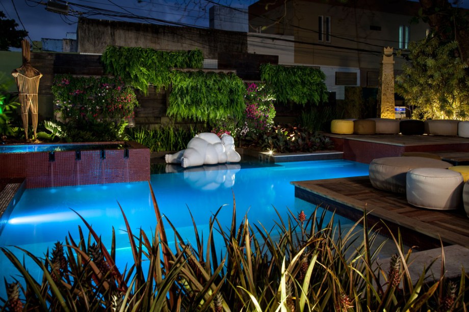 <span>Piscina do Jardim - Fernando Rocha e Marcos Malamut. O espaço homenagea a artista plástica Eliana Kertész com uma galeria de arte ao ar livre, com obras importantes de artistas contemporâneos da Bahia. Foram usados amplos decks de convivência e espaços de estar dentro d’água e um jardim tropical exuberante.  </span>