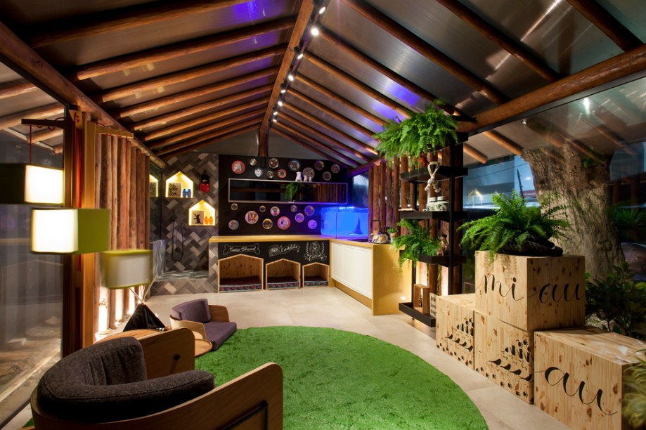 Espaço Pet - Mally Requião. A profissional apostou na mistura de elementos industriais com detalhes vintage e toques em cores viva como base para o projeto. Materiais exclusivos como cubos de pallets para gatos, cabana Montessoriana para cães e uma réplica de cadeira de design para pets dão um visual moderno e lúdico para o espaço exclusivo para os animais.