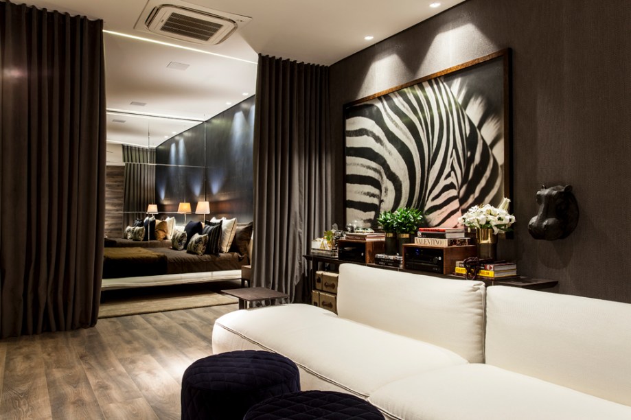Spazzio Natuzzi Italia - Marlon Gama. Pilares metálicos revestidos em couro, piso vinílico, painéis nas paredes, vidros e estrutura metálicas foram os materiais selecionados para representar as tendências do design italiano da marca Natuzzi com suas formas e cores contemporâneas.