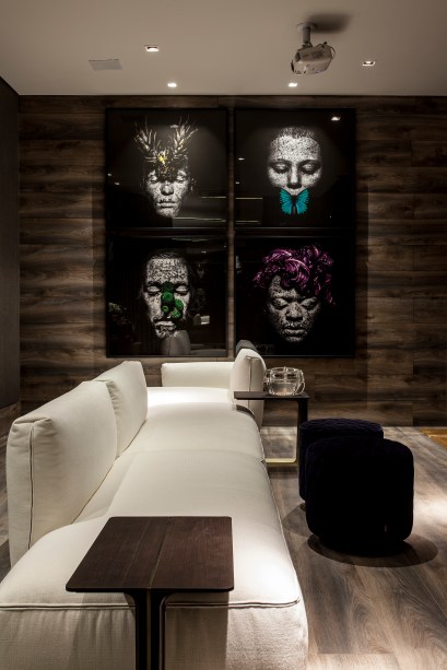 Spazzio Natuzzi Italia - Marlon Gama. Pilares metálicos revestidos em couro, piso vinílico, painéis nas paredes, vidros e estrutura metálicas foram os materiais selecionados para representar as tendências do design italiano da marca Natuzzi com suas formas e cores contemporâneas.