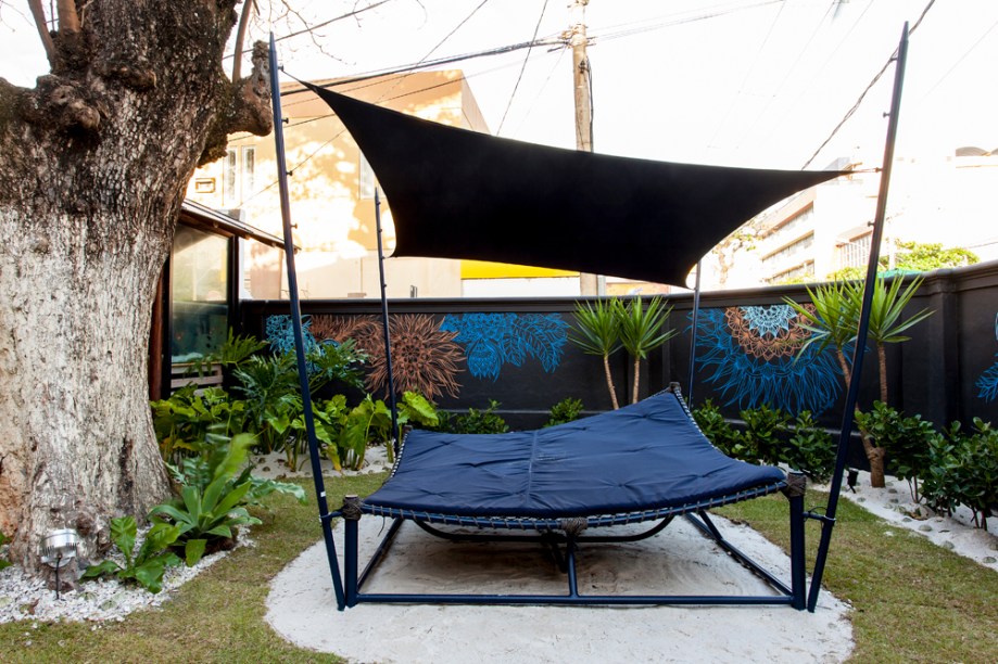 Jardim do Almirante - Isabela e Paula Conrado. Os materiais náuticos e sustentáveis utilizados na decoração remetem ao homenageado do espaço, o Almirante Joaquim Marques de Leão. Plantas adaptadas ao clima, itens resistentes à salinidade e apropriados para áreas externas além do cascalho marinho foram alguns dos produtos escolhidos para decorar o espaço.
