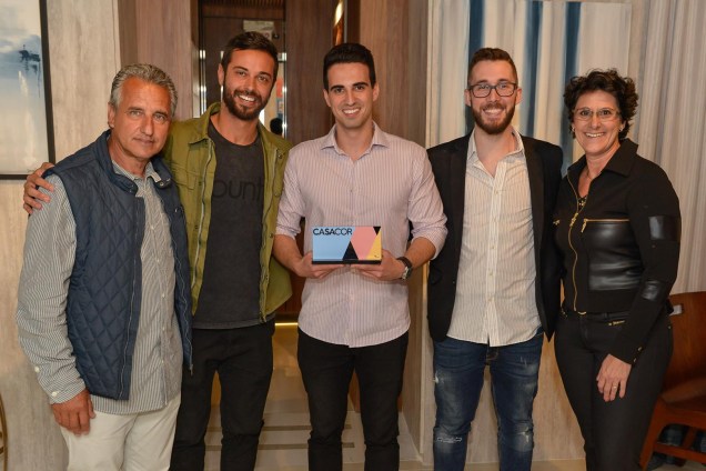 <span>Os franqueados Luiz e Francis Bernado entregam o prêmio de melhor ambiente escolhido pelo público para os arquitetos Fabio Pereira, Leandro Sumar e Tauan Zanetta, que projetaram o Espaço UBUNTU.</span> <span>Os franqueados Luiz e Francis Bernado entregam o prêmio de melhor ambiente escolhido pelo público para os arquitetos Fabio Pereira, Leandro Sumar e Tauan Zanetta, que projetaram o Espaço UBUNTU.</span>