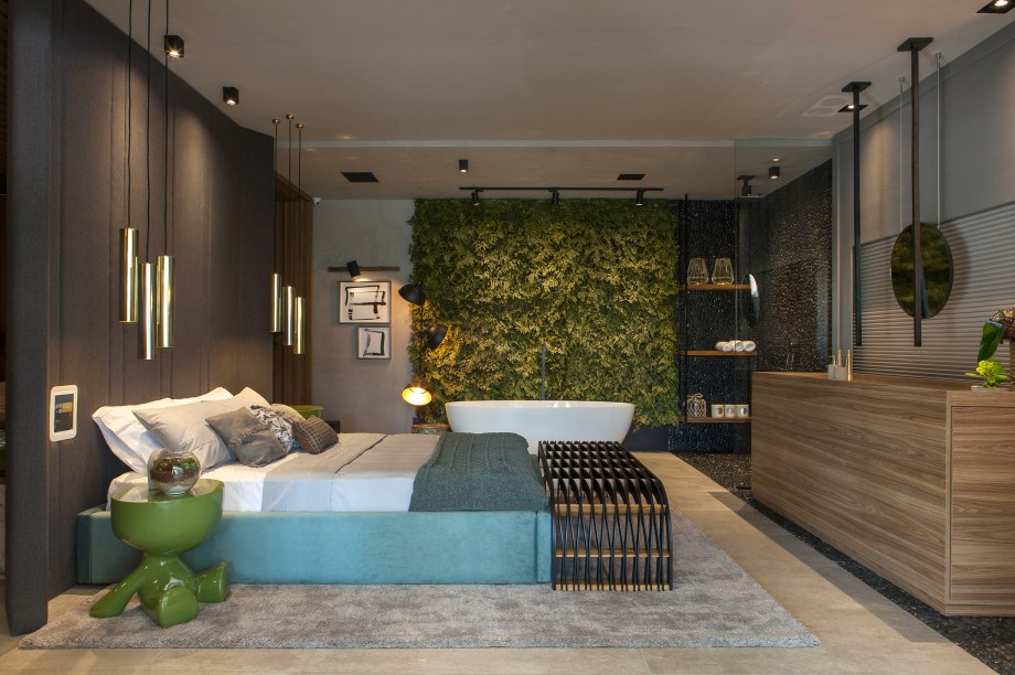 <span>Loft do Designer - Alex Bonilha e Mahely Oliveira. A dupla buscou unir as necessidades profissionais e pessoais de um designer em um único espaço confortável. Um jardim vertical, terrários e revestimentos neutros cria uma atmosfera esteticamente elegante e acolhedora.</span>