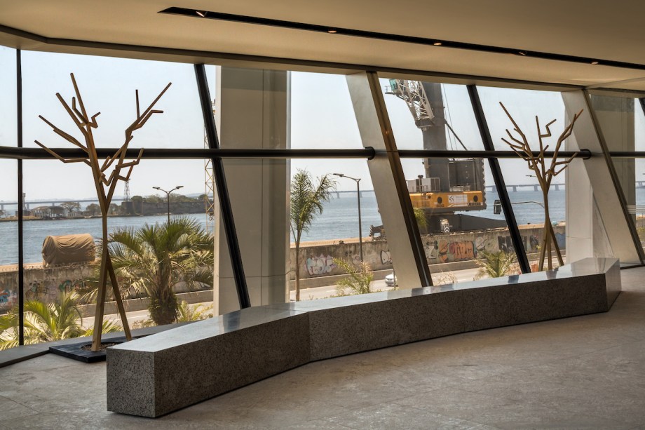Atrium - Ivan Rezende. O projeto é inspirado no Porto da Cidade do Rio de Janeiro. O profissional brinca com as escalas e formas do mobiliário para compor o décor do espaço, com destaque para os bancos da linha Porto, de sua autoria. A partir de um módulo inicial da peça, é possível montar várias combinações, criando flexibilidade para o espaço público.