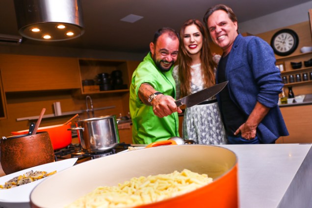 Chef Dudu Camargo com Julia e George Zardo Chef Dudu Camargo com Julia e George Zardo