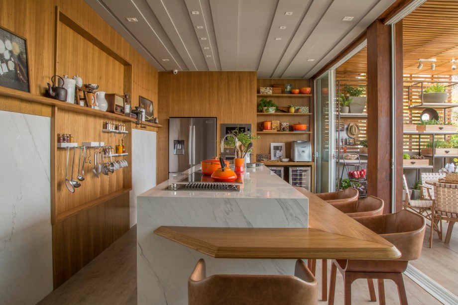 <span>CASACOR Franca 2017. Espaço de Receber da Chef de Cozinha - Marcelo Diniz, Mateus Finzeto e Deise Pucci. Com áreas integradas, o projeto homenageia Ana Luiza Trajano, natural de Franca e dona do renomado Instituto Brasil a Gosto. Na entrada, o hall expõe a coleção de livros de receitas autorais e obras de arte e de artesanato garimpadas pela chef em suas viagens. A ilha de marcenaria revestida de porcelanato dá forma à cozinha equipada. </span>