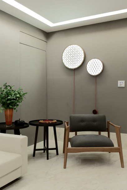 Sala do Médico e da Médica - Valéria Cox. O visual apático dos consultórios é reelaborado e substituído por revestimentos e mobiliário sofisticados. O uso de materiais nobres, como o piso em mármore Branco Dior, é valorizado pelas paredes emolduradas, inspiradas na tradição francesa.