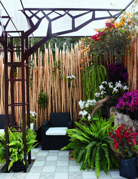 TIENDA GOURMET CON JARDÍN - ANN SULLIVAN - EKATERINA ZAKHAROVA E MANOLO ARIAS. Para os profissionais, o paraíso é traduzido em um jardim florido, cuja paz e tranquilidade devolvem o que é essencial. Com este conceito, foi delimitado um espaço aconchegante com madeiras, poucos itens de mobiliário e uma vegetação que transborda - mostrando que a natureza vence no final.
