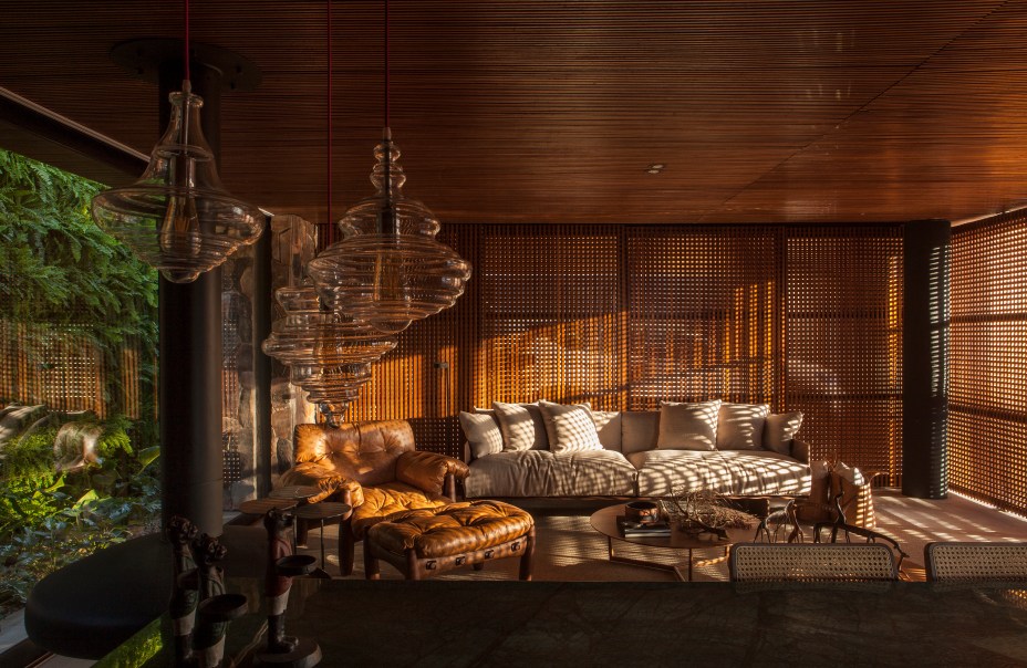 CASACOR Franca. <span>Recanto do Colecionador | Loft Renault - mf+arquitetos. O projeto é inspirado em um personagem cosmopolita e colecionador de história. A arquitetura se propõe simples e integrada à natureza por meio da utilização de materiais naturais como pedra, madeira, mármore e concreto. </span>