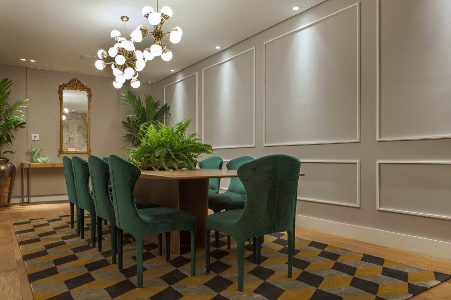 CASACOR Franca 2017. Sala de Jantar - Júnior Pacheco. O profissional combinou linhas clássicas com peças de design contemporâneo, como os dois pendentes Sputnik assinados por Ana Neute. Já a <span style="text-align:start;">lareira feita de ônix dá um toque sofisticado e ousado ao projeto, no qual o design brasileiro é protagonista.</span>